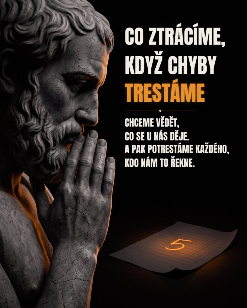 Antická socha s rukou u úst, ve tmě před ní leží papír s oranžovou pětkou.